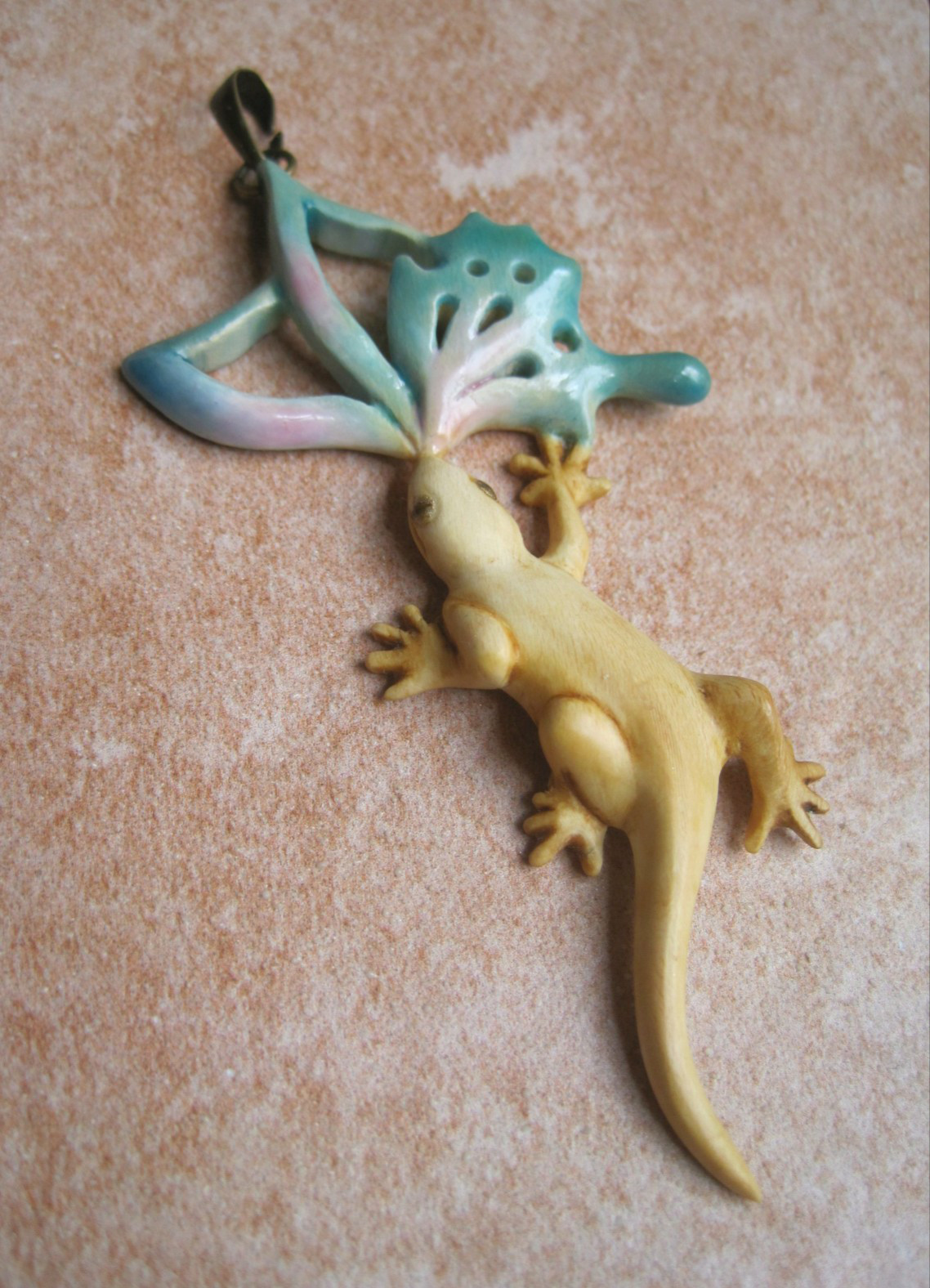 蝶とやもりのペンダントトップ