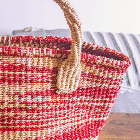 ケニアの手織りカゴバック｜和装や散歩のハンドバッグにも。自然素材のサイザルバッグ［Sサイズ マーブル レッド・ベージュ］ 4枚目の画像