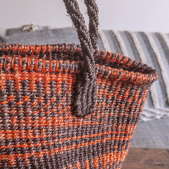 ケニアの手織りカゴバッグ｜散歩やマルシェバッグに。自然素材サイザルバッグ［Mサイズ マーブル ダークブラウン・オレンジ］ 4枚目の画像