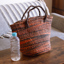 ケニアの手織りカゴバッグ｜散歩やマルシェバッグに。自然素材サイザルバッグ［Mサイズ マーブル ダークブラウン・オレンジ］ 5枚目の画像