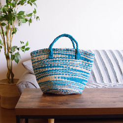 ケニアの手織りカゴバック｜買い物手提げかごに。自然素材のサイザルバッグ［Mサイズ マーブル ライトブルー・ナチュラル］ 2枚目の画像
