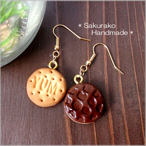◇小さなチョコビスケットのピアス◇イヤリングに変更可◇フェイク 