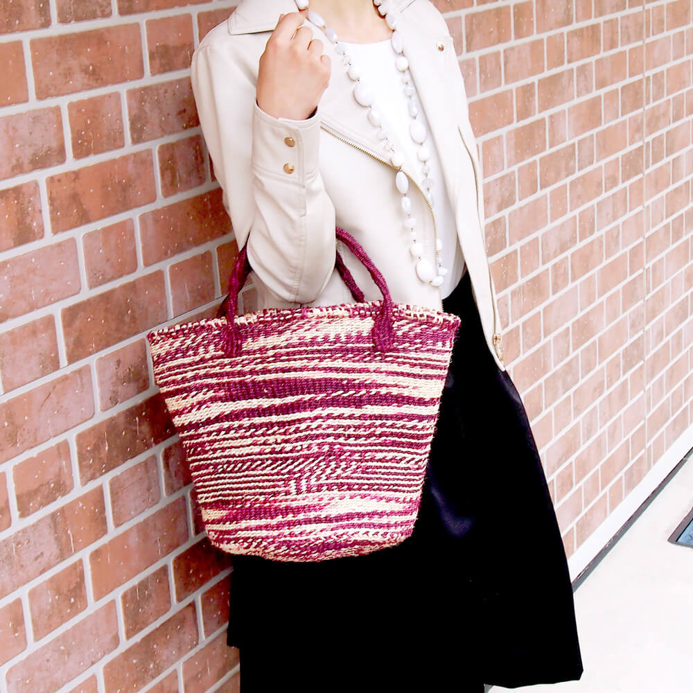 ケニアの手織りかごバッグ｜買い物や散歩バッグに。自然素材サイザルバッグ［Mサイズ マーブル ワインパープル・ナチュラル］