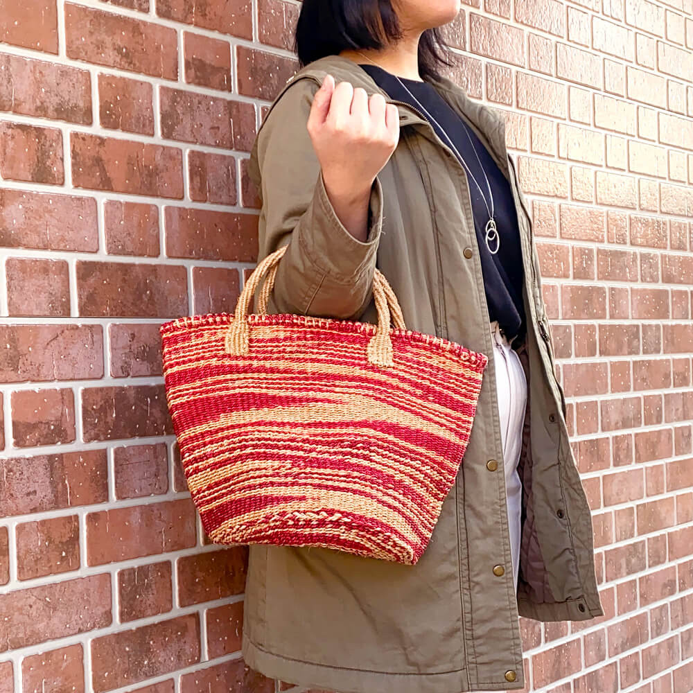 ケニアの手織りカゴバック｜マルシェバッグ・買い物手提げに。天然素材サイザルバッグ［Mサイズ マーブル レッド・ベージュ］
