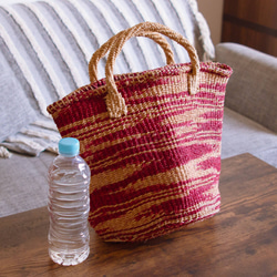 ケニアの手織りカゴバック｜マルシェバッグ・買い物手提げに。天然素材サイザルバッグ［Mサイズ マーブル レッド・ベージュ］ 5枚目の画像
