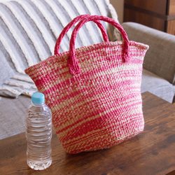 ケニアの手織りカゴバッグ｜買い物やピクニックバックに。自然素材のサイザルバッグ［Mサイズ マーブル ピンク・ナチュラル］ 5枚目の画像