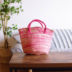 ケニアの手織りカゴバッグ｜買い物やピクニックバックに。自然素材のサイザルバッグ［Mサイズ マーブル ピンク・ナチュラル］ 2枚目の画像