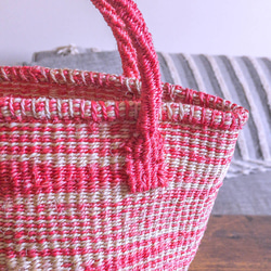 ケニアの手織りカゴバッグ｜買い物やピクニックバックに。自然素材のサイザルバッグ［Mサイズ マーブル ピンク・ナチュラル］ 4枚目の画像