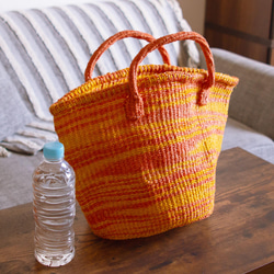 ケニアの手織りかごバッグ｜マルシェバッグやお散歩用に。天然素材のサイザルバッグ［Mサイズ マーブル イエロー・オレンジ］ 5枚目の画像