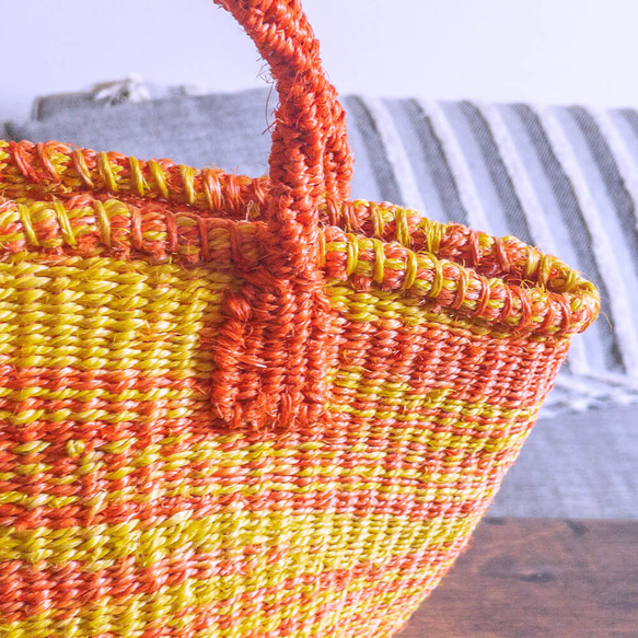 ケニアの手織りかごバッグ｜マルシェバッグやお散歩用に。天然素材のサイザルバッグ［Mサイズ マーブル イエロー・オレンジ］ 4枚目の画像