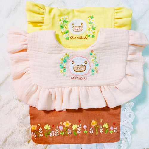 手刺繍が、ふっくら可愛い オーダーメイド 刺繍スタイ ♡ スタイ