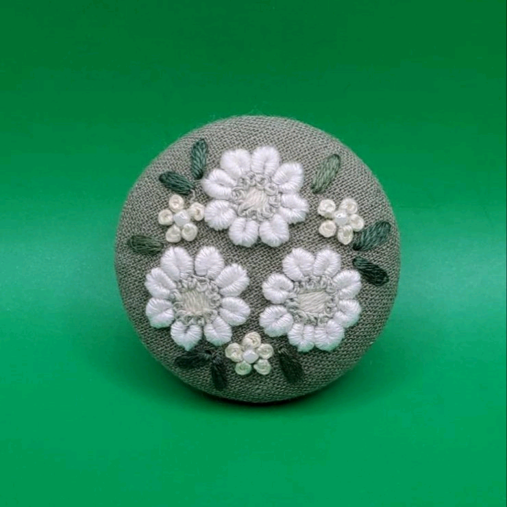 手刺繍ブローチ・ヘアゴム《白い花》×カーキーG こっくりカラー くるみ  