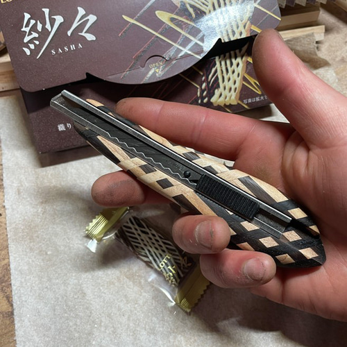 ギター材で作った木製スリムカッターナイフ～SASHA～メイプル×ローズ