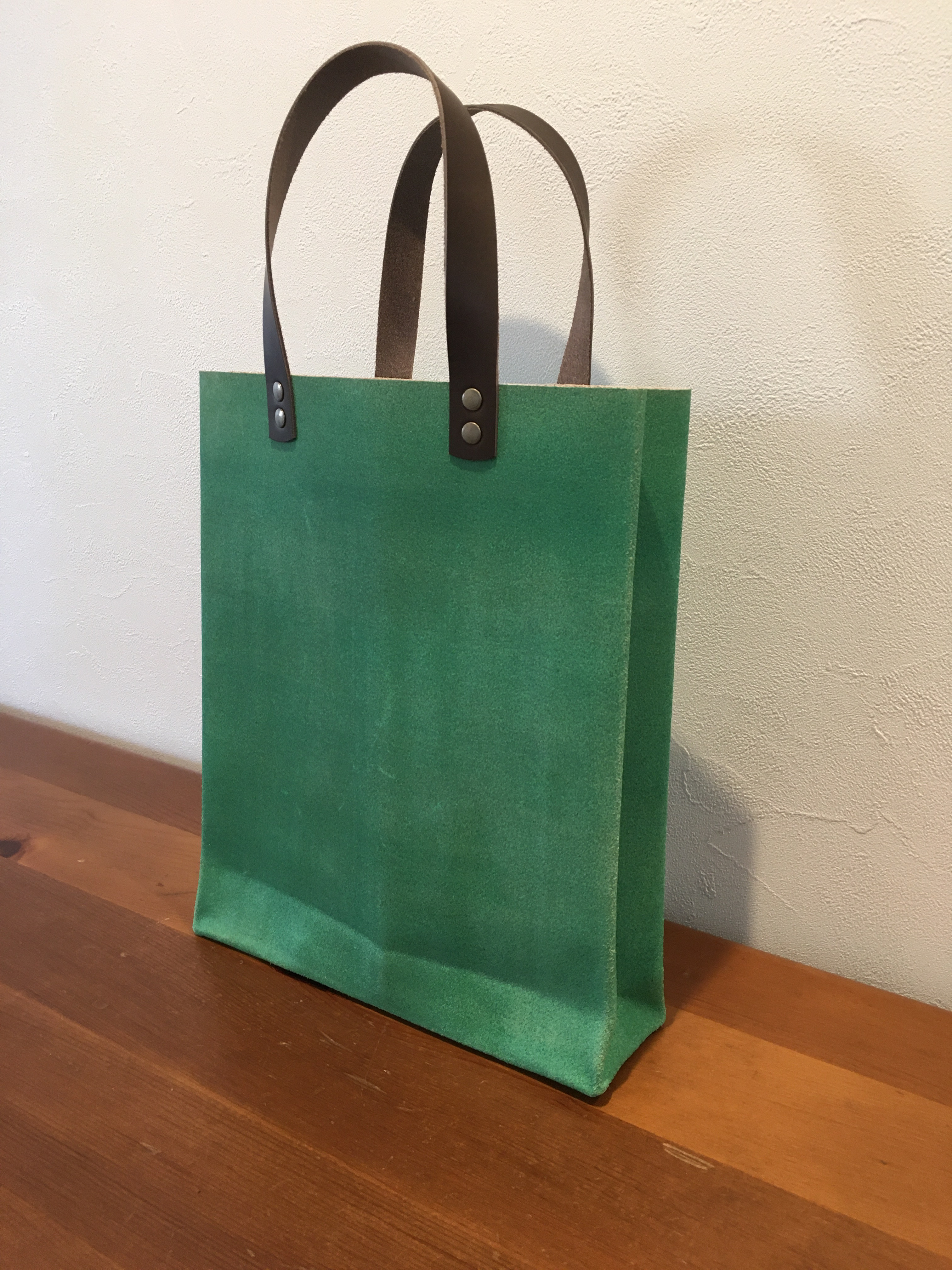 ちょっと高級な紙袋風革袋(A4ファイル対応。グリーン）