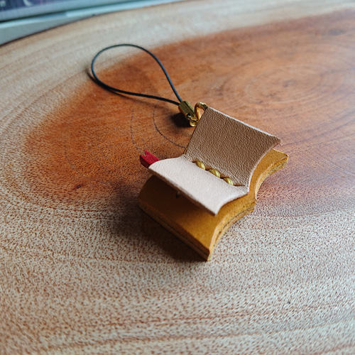 手作りキーホルダーリクエスト・お問合せ専用ページ ペラッ！と楽しい読書タイム♪レザーのミニチュアbookキーホルダー