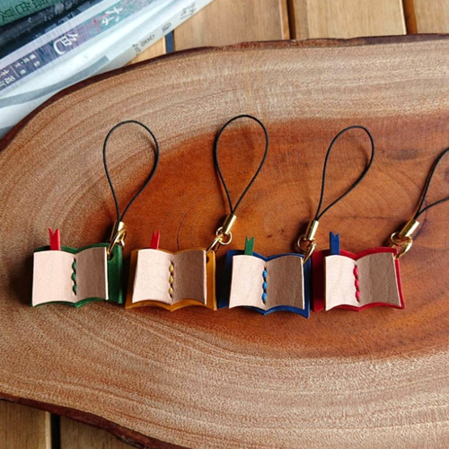 ペラッ！と楽しい読書タイム♪レザーのミニチュアbookキーホルダー