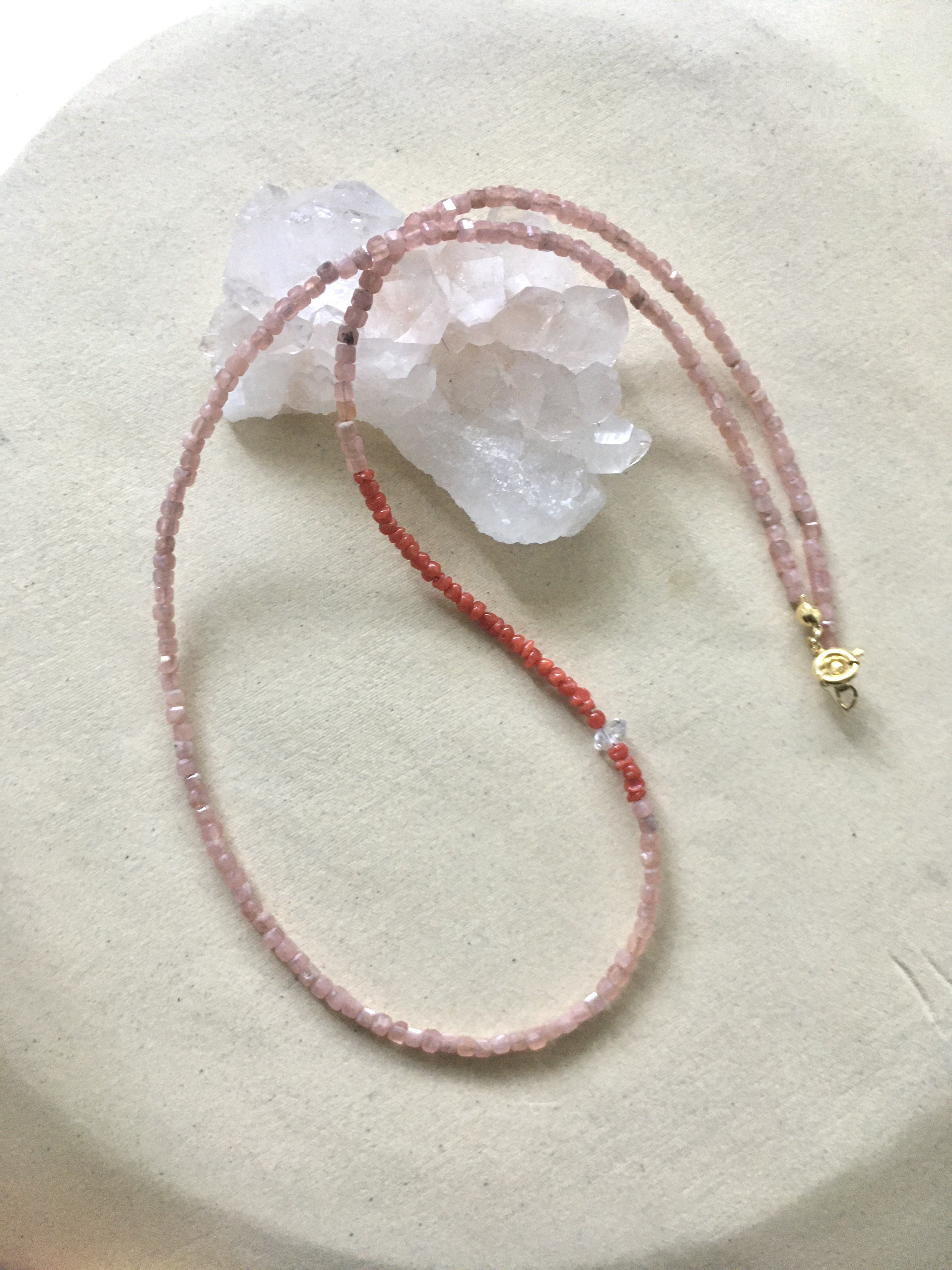 インカローズ と 珊瑚 と ハーキマーダイヤモンド の ネックレス