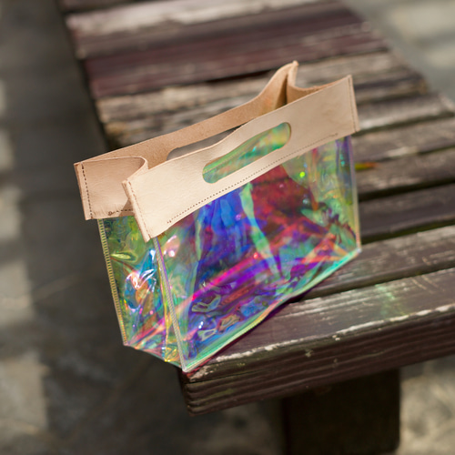 涼やかなオーロラPVCとヌメ革のクリアバッグ スマホや財布を入れて