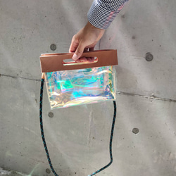 這款透明包採用酷炫的 Aurora PVC 和鞣製皮革製成，非常適合外出時放入智慧型手機或錢包。 [特色文章] 第3張的照片