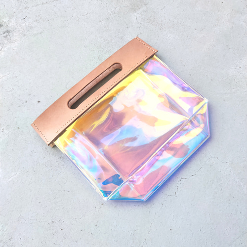 涼やかなオーロラPVCとヌメ革のクリアバッグ スマホや財布を入れて