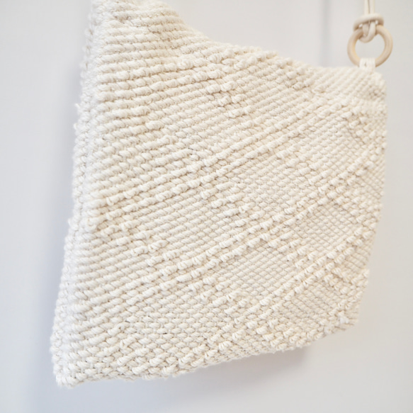 手織り生地から作ったポコポコ模様のショルダーバッグ（ホワイト） 4枚目の画像