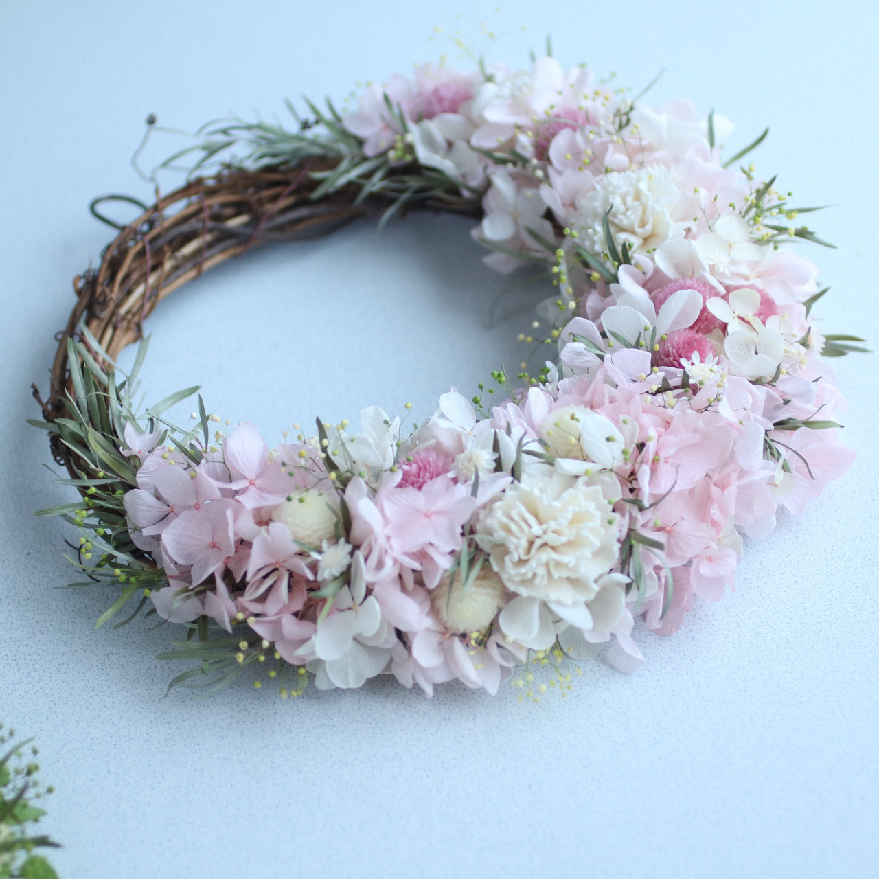 優しいピンク　ナチュラル　三日月リース　アジサイ　カスミ草　千日紅　カーネーション　小花　ティツリー