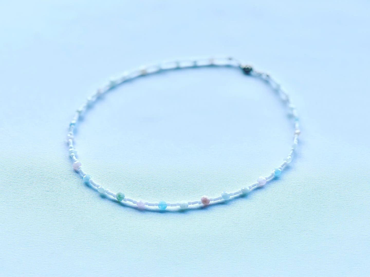 シンプル✳︎カラフル　ミルキーカラーのショートネックレス