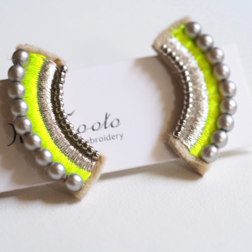 カーブ刺繍ピアス（サージカルステンレス）蛍光イエロー＆シルバー