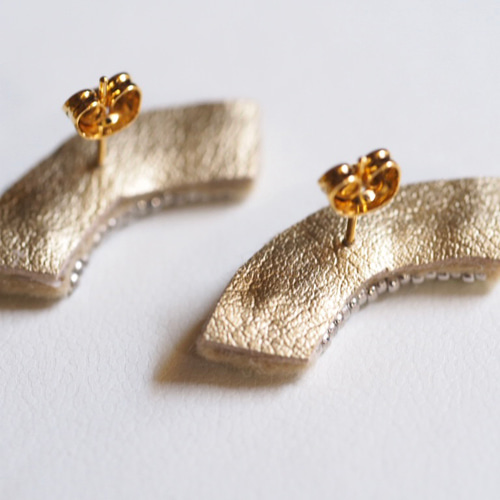 カーブ刺繍ピアス（サージカルステンレス）蛍光イエロー＆シルバー