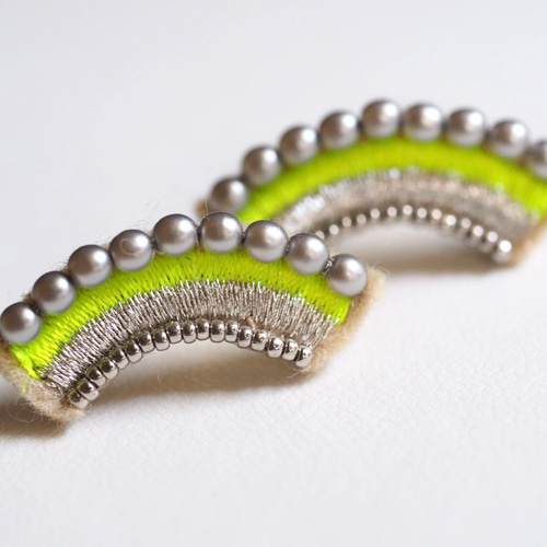 カーブ刺繍ピアス（サージカルステンレス）蛍光イエロー＆シルバー