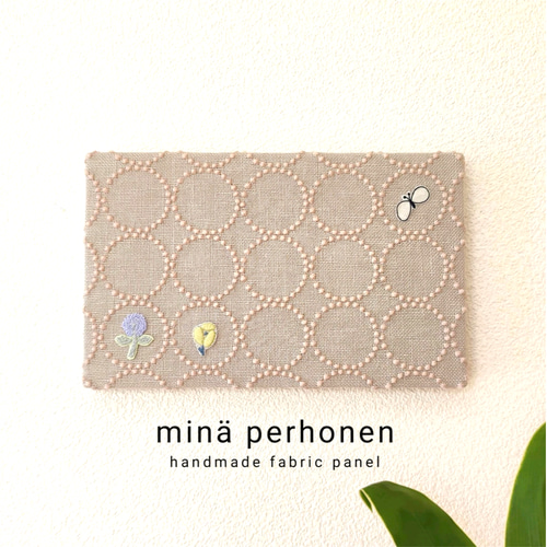 ミニ　ファブリックパネル　ミナペルホネン　インテリア　チョウチョ　刺繍　北欧　花 ミニ ファブリックパネル ミナペルホネン インテリア チョウチョ