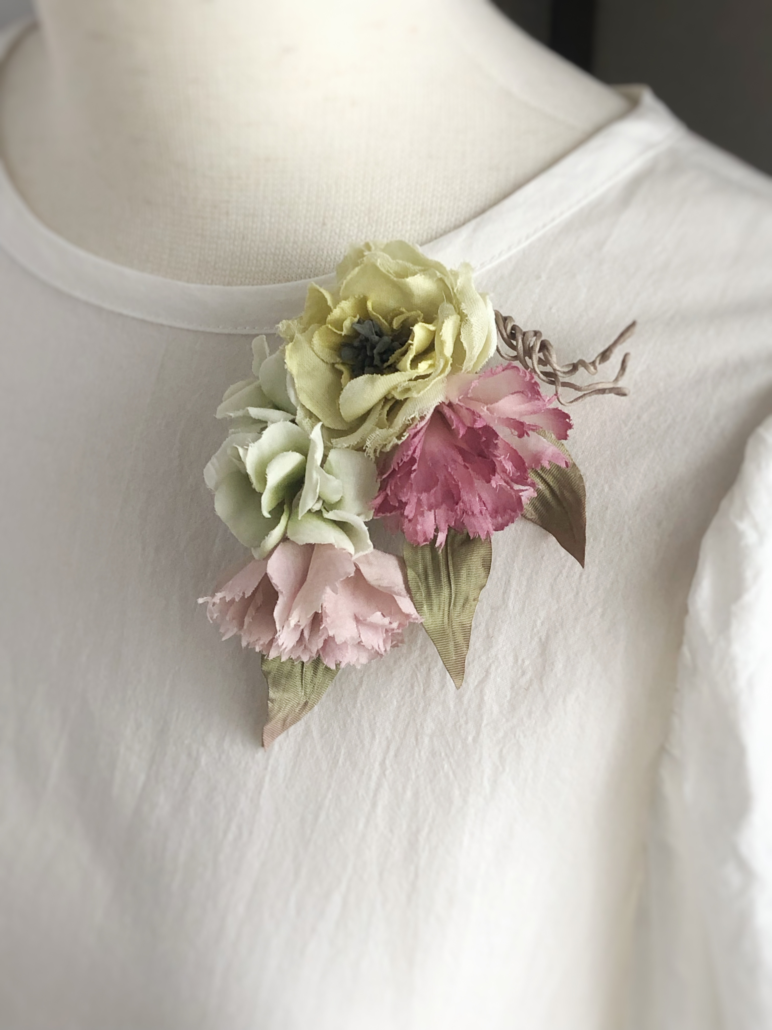 野バラとカーネーションのブーケ