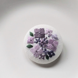 紫陽花の刺繍ブローチ（大）【送料無料】 1枚目の画像