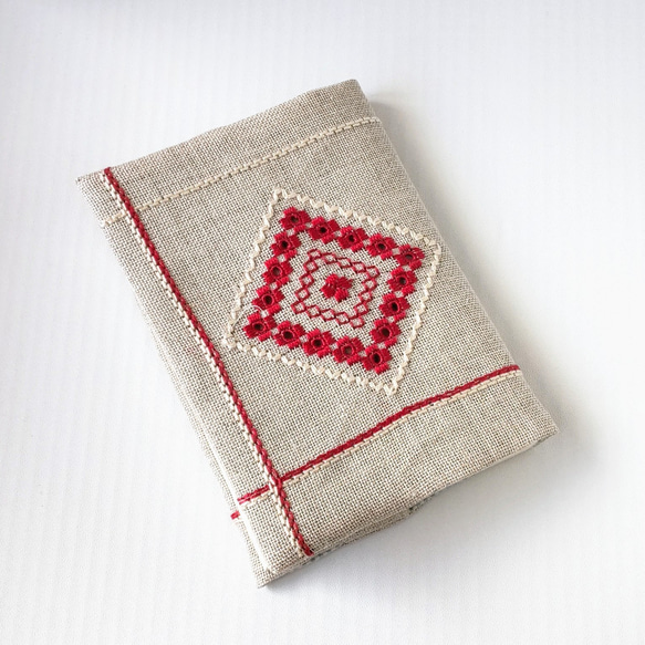 リネン  手刺繍のブックカバー   赤&キナリ  (A6/文庫本サイズ) 2枚目の画像