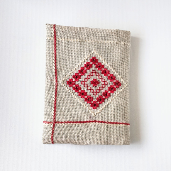 リネン  手刺繍のブックカバー   赤&キナリ  (A6/文庫本サイズ) 3枚目の画像
