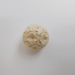 本象牙 アイボリー 花の彫刻玉 2枚目の画像