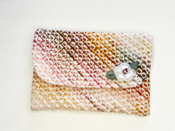 正絹　絞りのカードケース　ビーズ刺繍　着物リメイク　ベージュ　椿 2枚目の画像