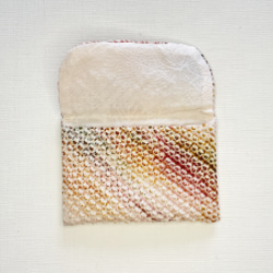 正絹　絞りのカードケース　ビーズ刺繍　着物リメイク　ベージュ　椿 3枚目の画像