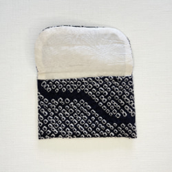 正絹　絞りのカードケース　ビーズ刺繍　着物リメイク　黒　椿 3枚目の画像