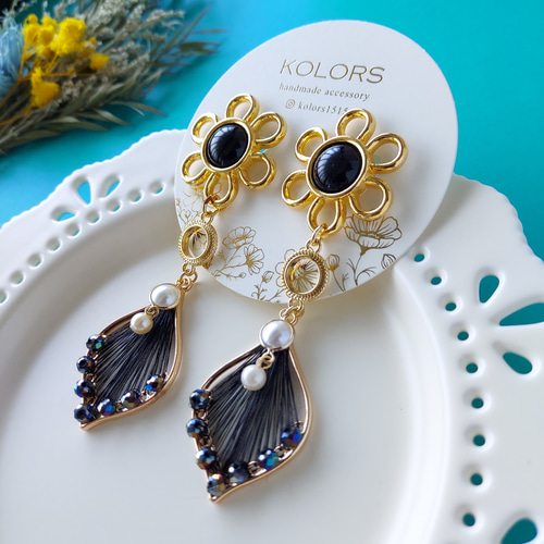 大きなブラック フラワーボタン ピアス・イヤリング/サージカル