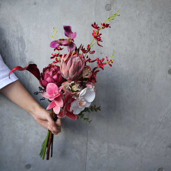 おしゃれ花嫁に人気のミニプロテアや胡蝶蘭を束ねたブーケ♡ ウェディングブーケ アーティフィシャルフラワー ドライフラ 1枚目の画像