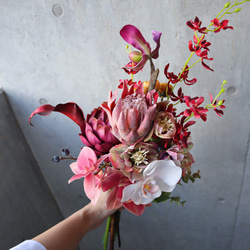 おしゃれ花嫁に人気のミニプロテアや胡蝶蘭を束ねたブーケ♡ ウェディングブーケ アーティフィシャルフラワー ドライフラ 12枚目の画像