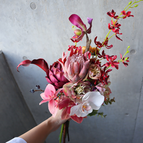 おしゃれ花嫁に人気のミニプロテアや胡蝶蘭を束ねたブーケ おしゃれ花嫁に人気のミニプロテアや胡蝶蘭を束ねたブーケ