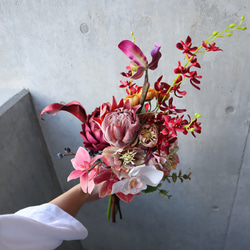 おしゃれ花嫁に人気のミニプロテアや胡蝶蘭を束ねたブーケ♡ ウェディングブーケ アーティフィシャルフラワー ドライフラ 13枚目の画像