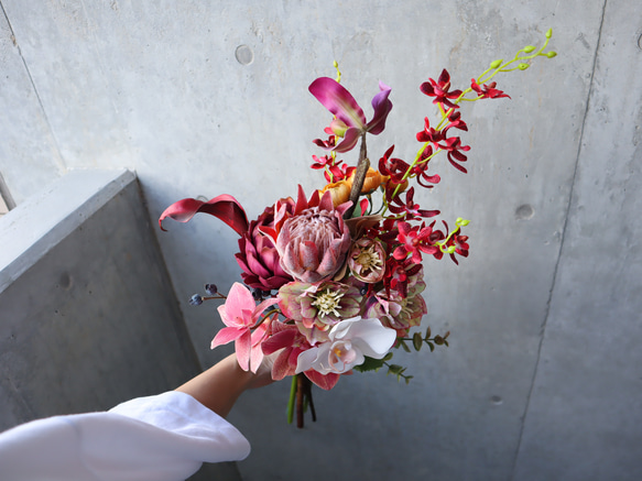 おしゃれ花嫁に人気のミニプロテアや胡蝶蘭を束ねたブーケ♡ ウェディングブーケ アーティフィシャルフラワー ドライフラ 13枚目の画像