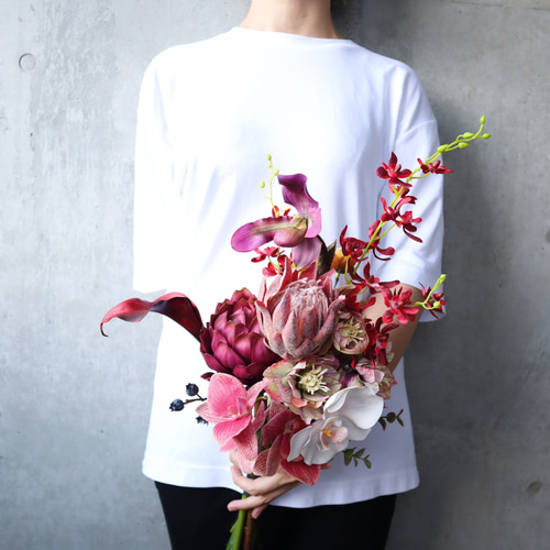 おしゃれ花嫁に人気のミニプロテアや胡蝶蘭を束ねたブーケ おしゃれ花嫁に人気のミニプロテアや胡蝶蘭を束ねたブーケ