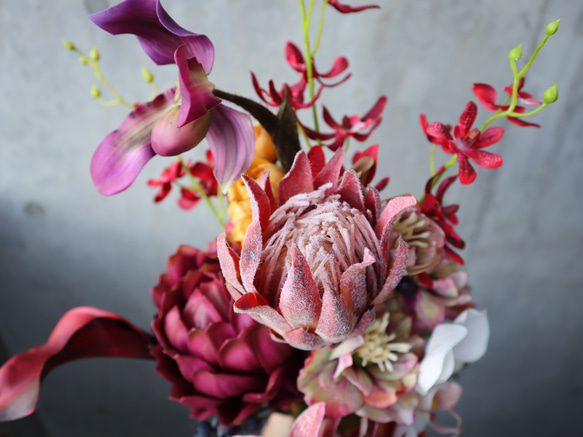 おしゃれ花嫁に人気のミニプロテアや胡蝶蘭を束ねたブーケ♡ ウェディングブーケ アーティフィシャルフラワー ドライフラ 2枚目の画像