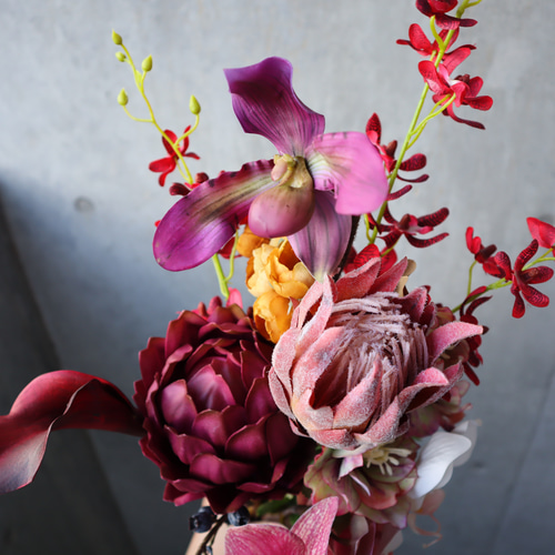 おしゃれ花嫁に人気のミニプロテアや胡蝶蘭を束ねたブーケ おしゃれ花嫁に人気のミニプロテアや胡蝶蘭を束ねたブーケ