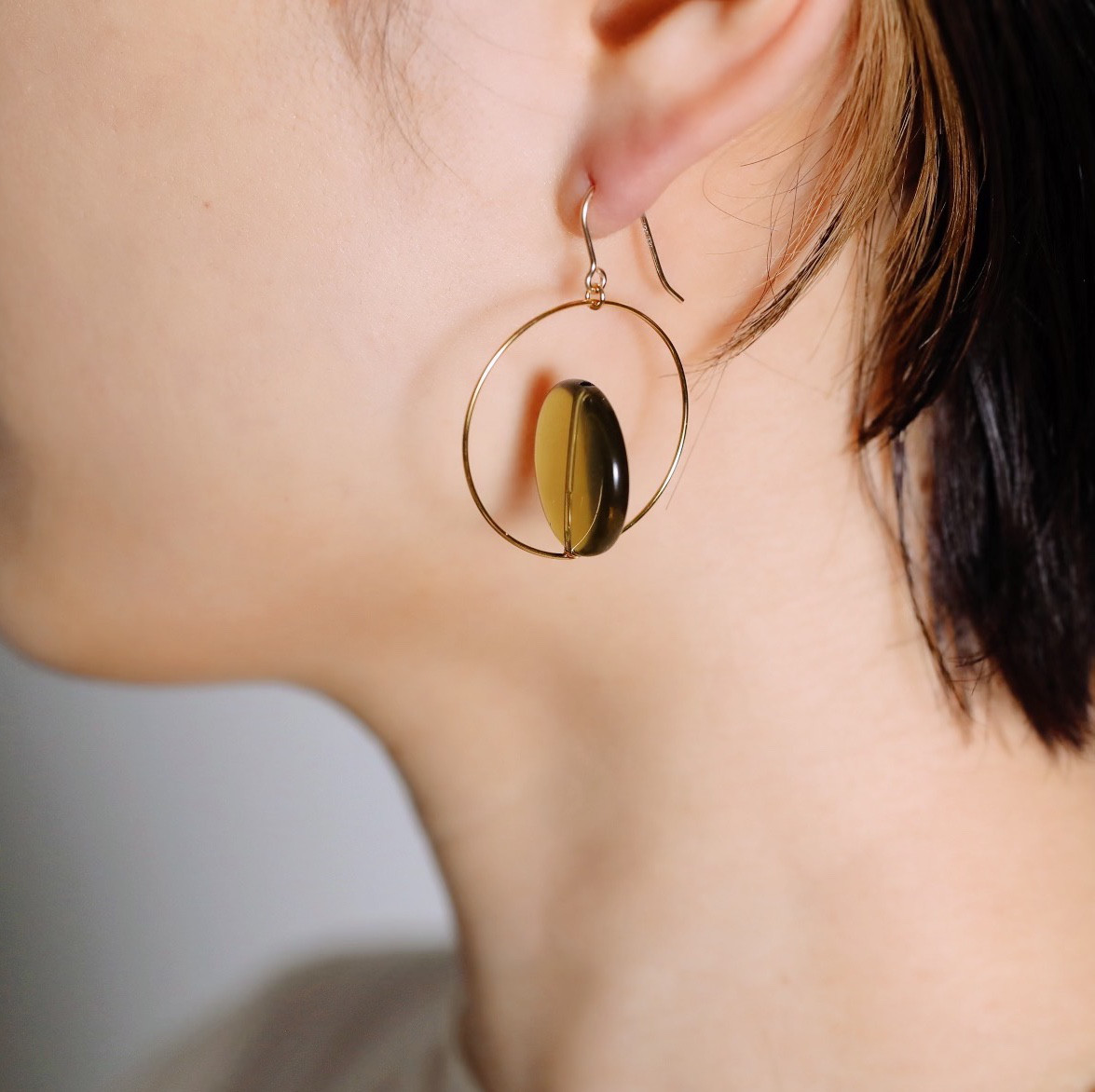 ＼新色／14kgfピアスorイヤリング◇“オリーブ”ラウンドアクリルとフープ　　金属アレルギー対応<388-3>