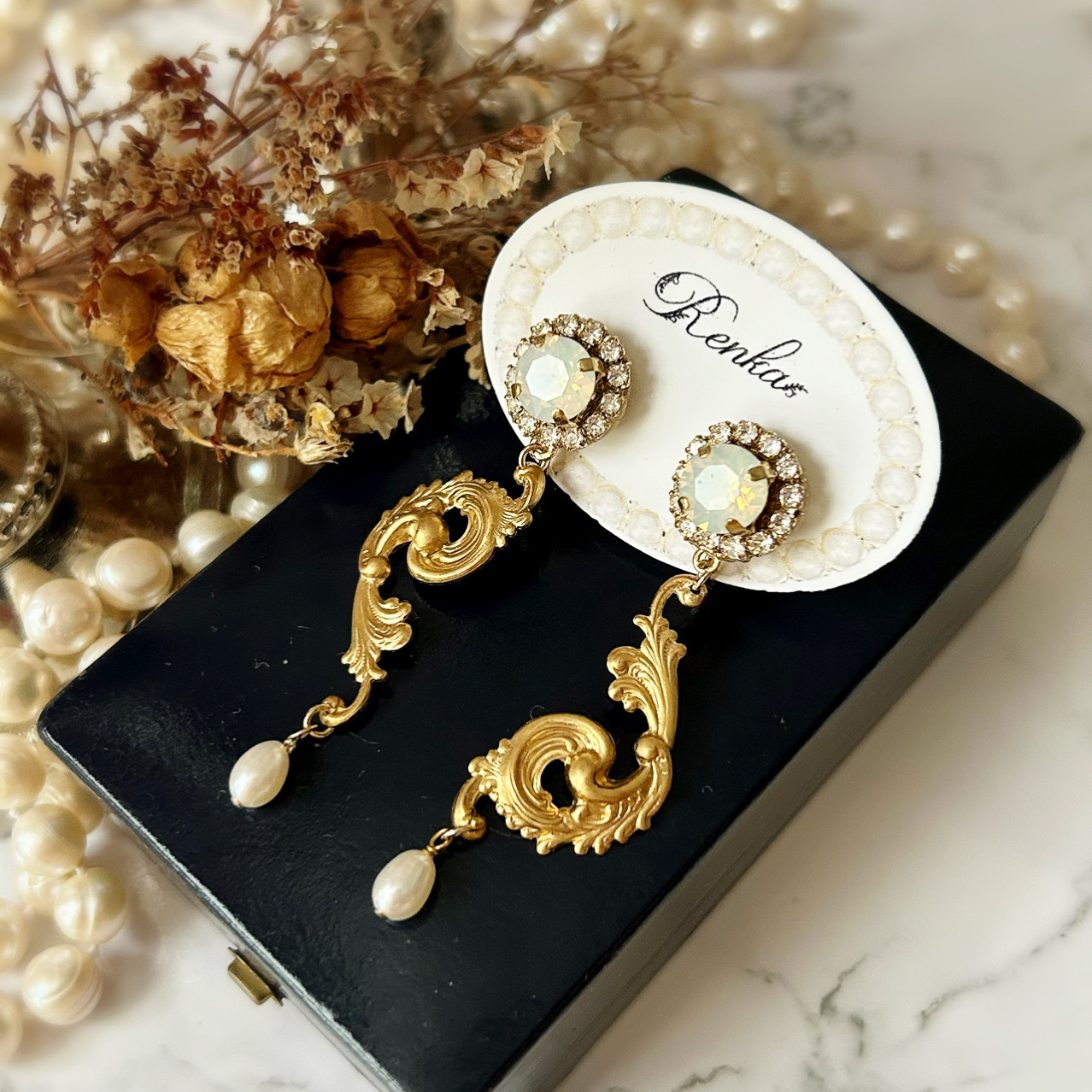 パールとスワロフスキーイヤリング【上品･花･ウェディング･ブライダル･淡水パール･真鍮】{RPG-1012er｝